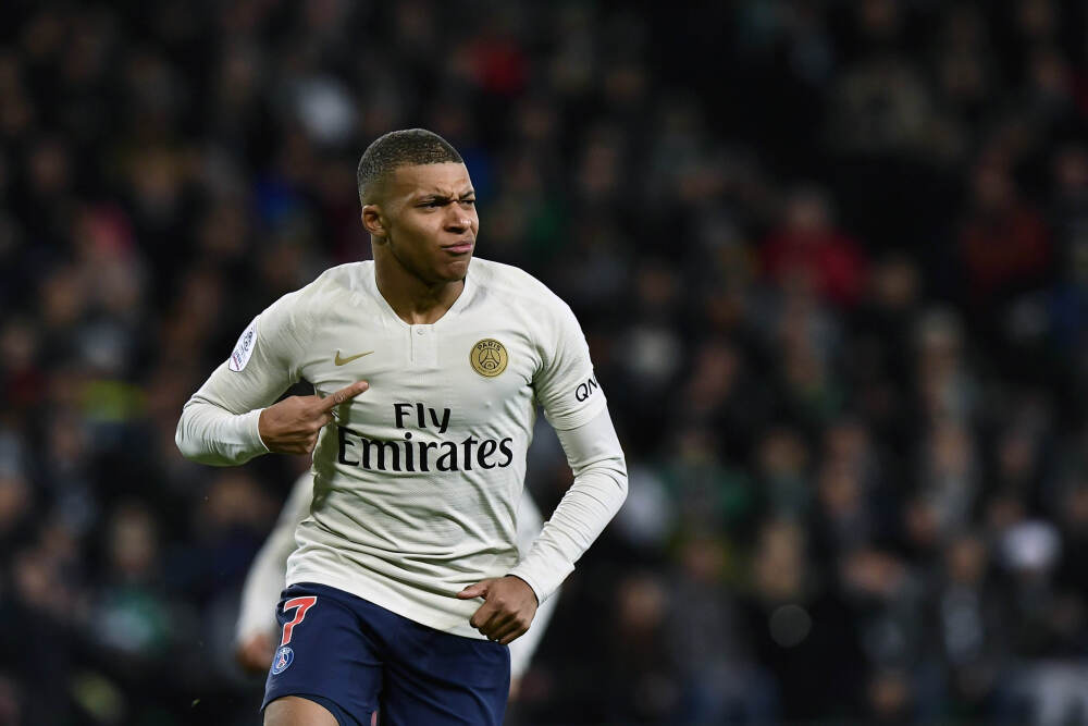 张柏芝自曝被大儿子管很凶，教子有方连谢霆锋妈妈都称赞，逢人便夸